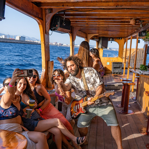 Desde Palma: Excursión de 4 horas en barco con snorkel, música y comida