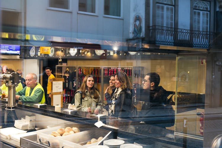 Evening dining tour in Porto with food and drinks