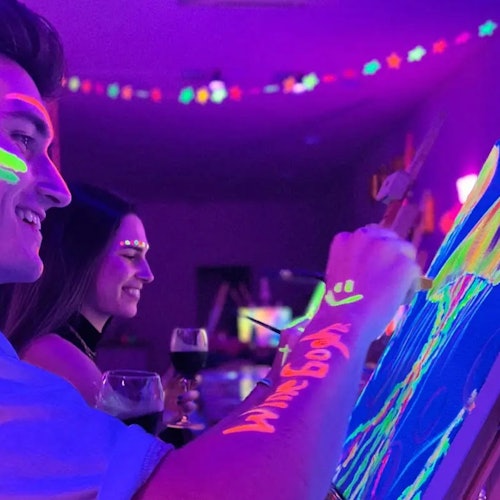 Sevilla: Taller guiado de pintura y vino en la Academia Wine Gogh Glow