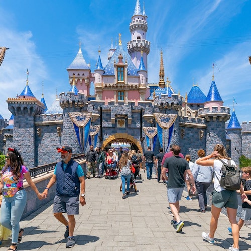 Disneyland® California: Entrada Park Hopper de 1 día con transporte desde Los Ángeles
