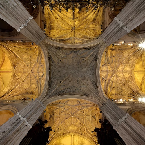 Sevilla: Visita guiada nocturna a la Catedral + Espectáculo de luces