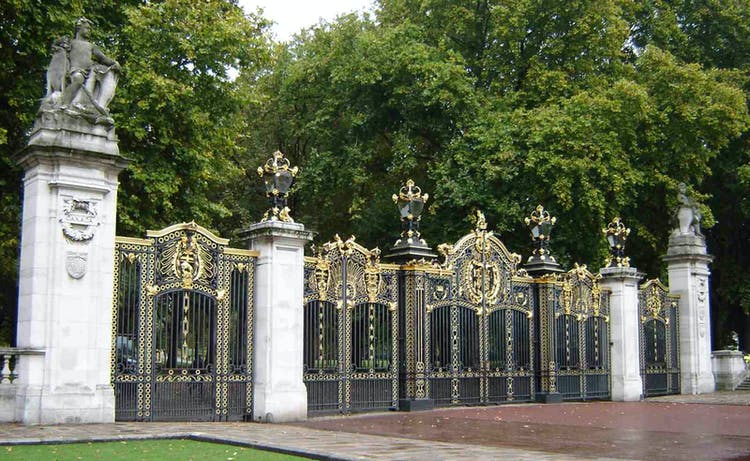 Haunted London exploration game and tour