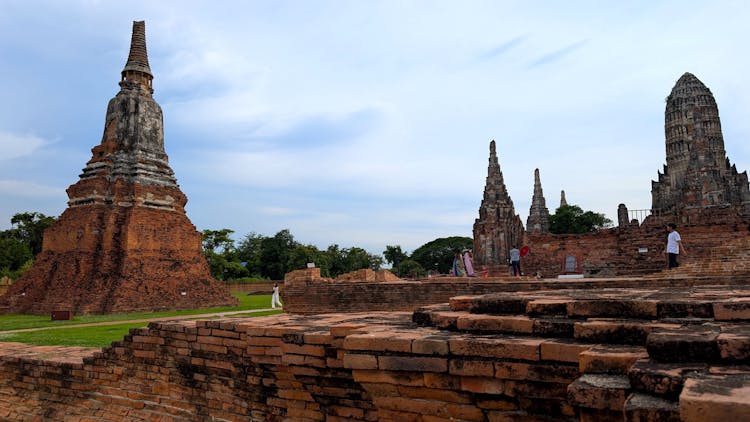Excursión privada en barco por Ayutthaya con visitas opcionales a templos