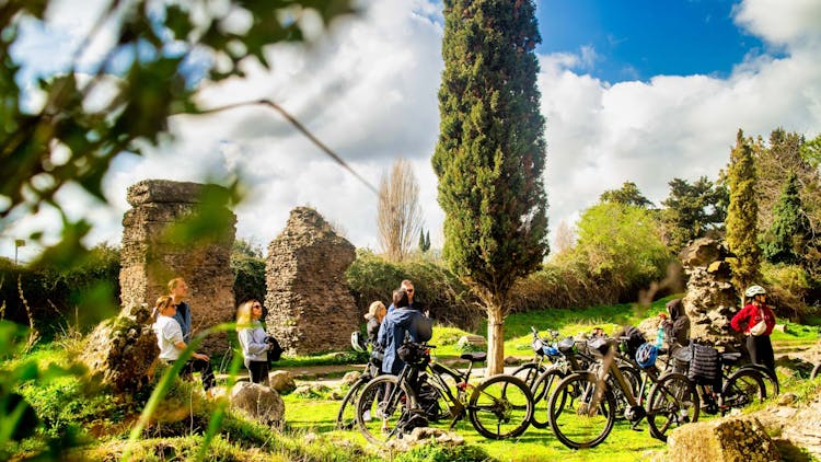 Appian Way and Aqueducts Park E-Bike Tour with Catacombs and Lunch Box