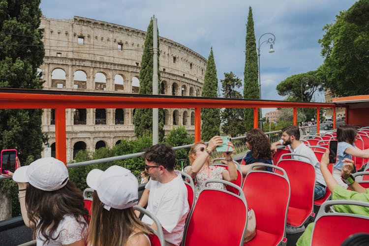 Recorrido en autobús turístico por Roma con traslado en tren desde Civitavecchia