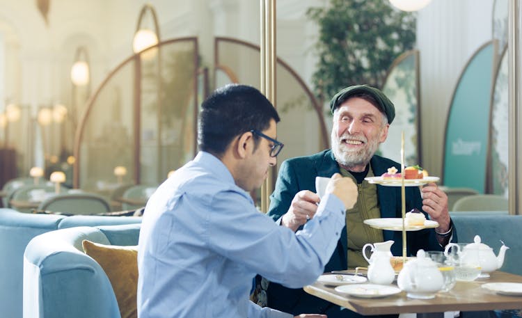 Kensington Palace Tour with Guard Change and Afternoon Tea