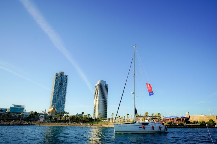 Barcelona Yoga, Brunch Saludable y Aventura en Navegación
