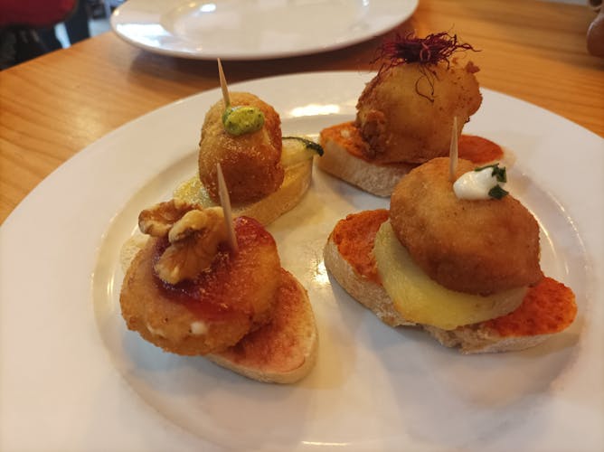 Recorrido gastronómico por Valencia con tapas y bebidas con un local