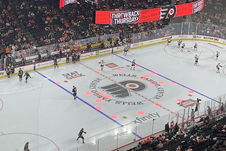 Juego de hockey sobre hielo de los Philadelphia Flyers en el Wells Fargo Center