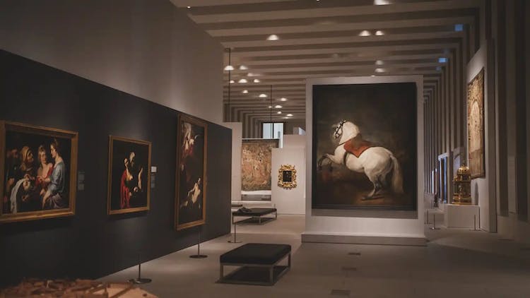 Entradas y visita guiada a la galería de las colecciones reales en inglés