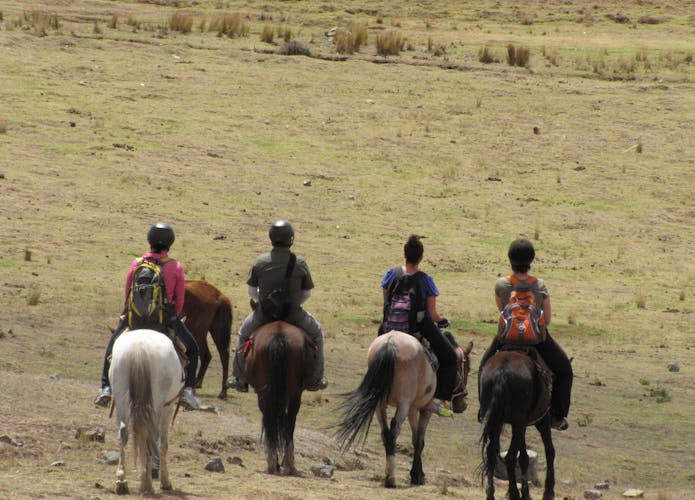 Excursión privada de medio día a caballo por Cusco