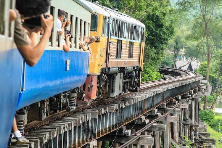 Excursión por el puente del río Kwai con viaje en tren, barco de cola larga y almuerzo