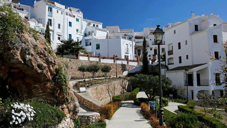 Excursión de día completo a Nerja y Frigiliana desde Málaga con cata de vinos