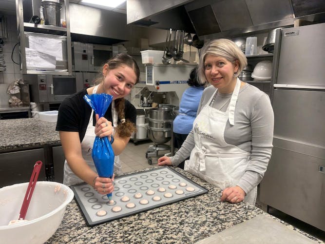 Parisian macaron baking class in a renowned bakery