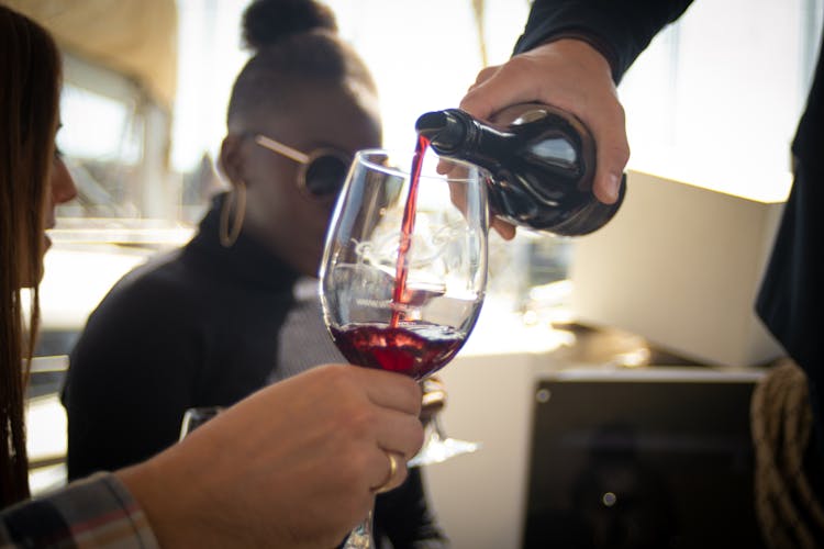 Experiencia de cata de vinos submarinos con tour en velero en Barcelona