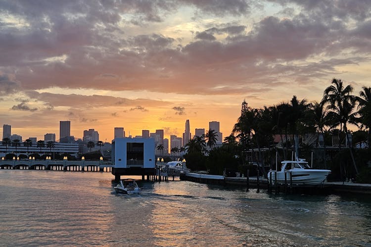 Crucero de lujo al atardecer por la bahía Biscayne y el horizonte de Miami