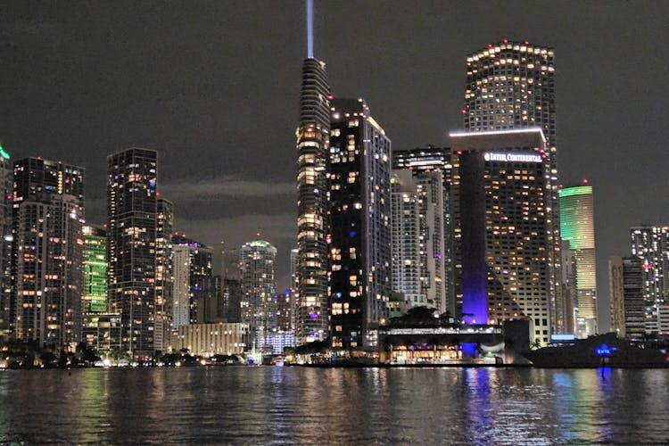 Crucero nocturno por el horizonte de Miami y la bahía Biscayne en un yate de lujo