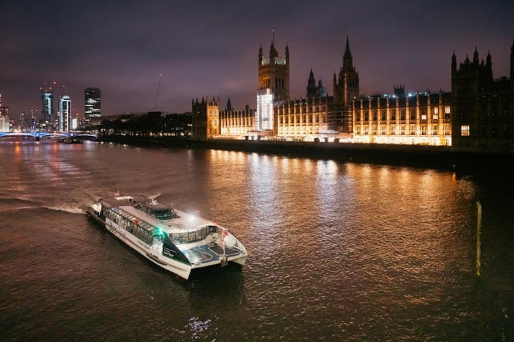 Thames River Cruise and IFS Cloud Cable Car Roundtrip Tickets