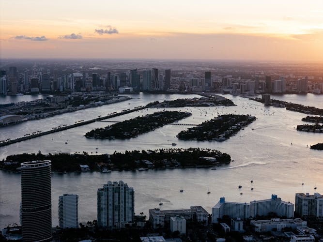 Crucero turístico con champán en barco pirata con vistas al horizonte de Miami