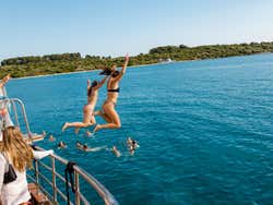 Fiesta en barco por el Lago Azul