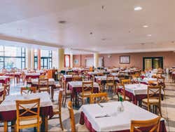 Entrada a Gran Muthu Golf Plaza con comida