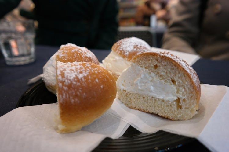 Food tour in Rome's Prati district with wine and ice cream tasting