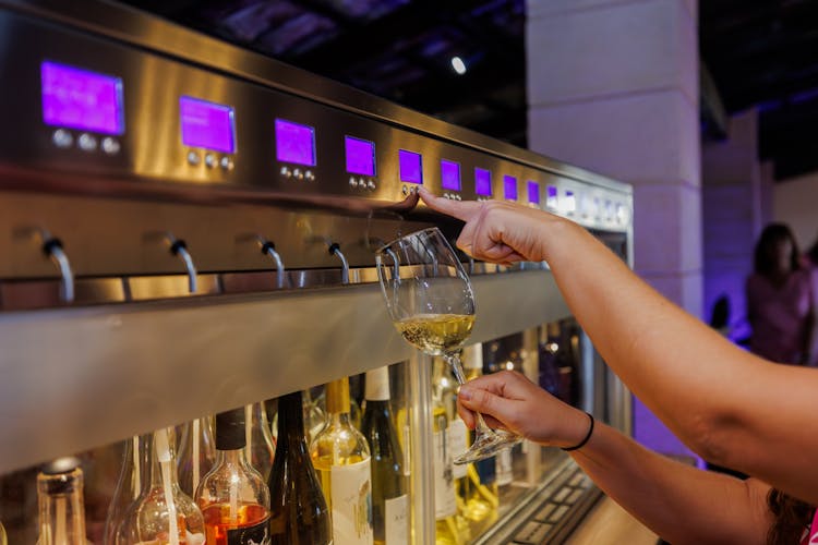 Cata de tres vinos diferentes del dispensador.