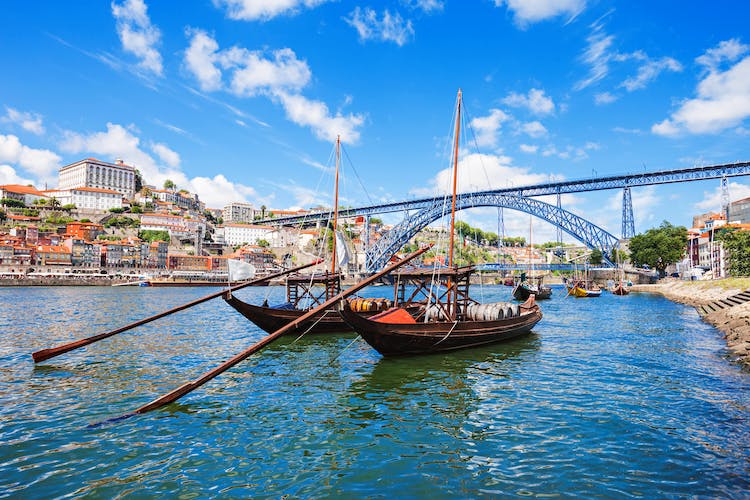 Porto sightseeing by tuk-tuk and six bridges cruise on the Douro River