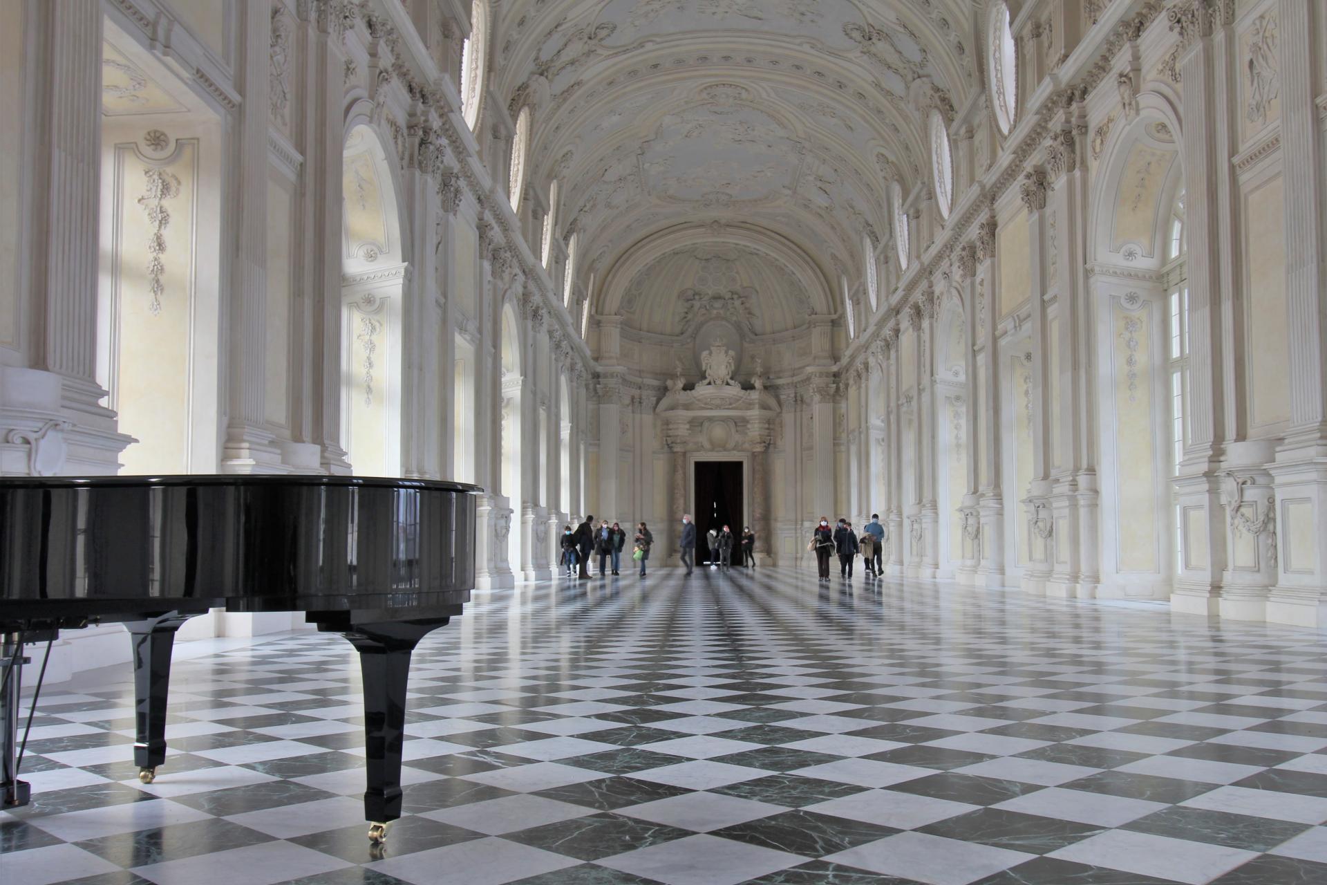 Offer Turin: Royal Palace of Venaria Tickets and Hop-on Hop-off City Sightseeing Bus Tour