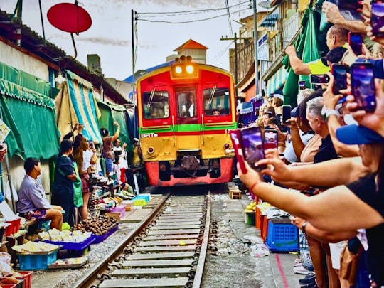 Chárter privado con conductor para visitar el Mercado Flotante y Ferroviario