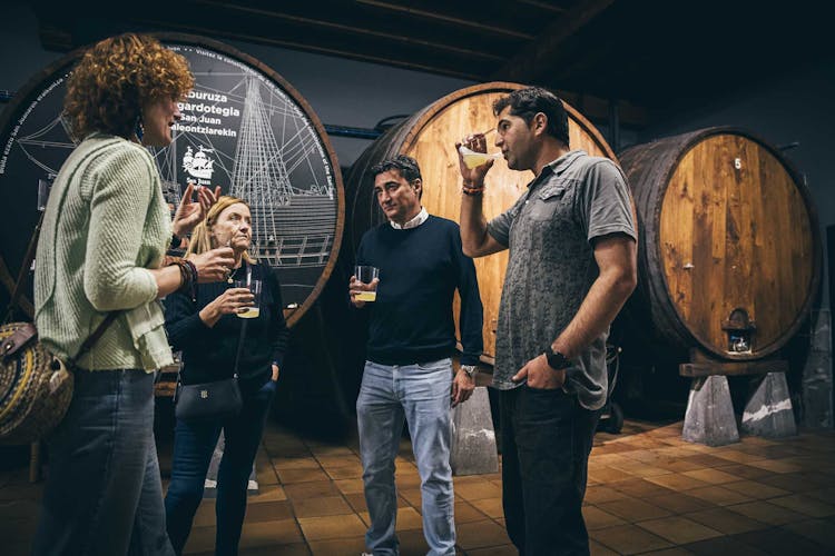Visita a una granja tradicional vasca y a una bodega de sidra con almuerzo