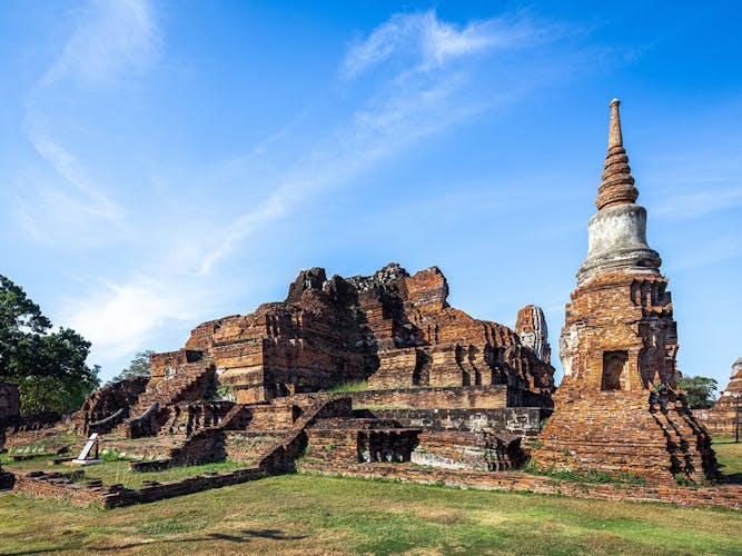 Excursión guiada de un día a Ayutthaya con visitas al Palacio de Verano y a los templos
