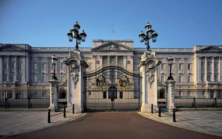 Changing of the Guard and Royal Palaces Private Tour