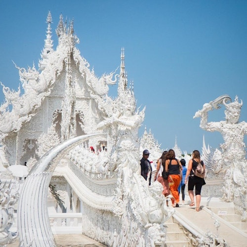 Chiang Rai: Excursión guiada a los Templos desde Chiang Mai con Aguas Termales y Aldea Tribal