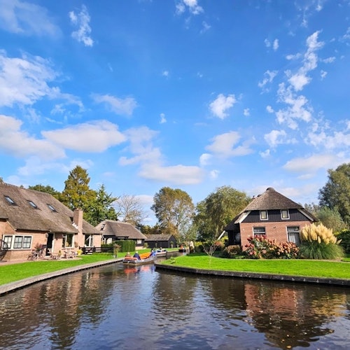 Giethoorn: Visita guiada en grupo reducido + Paseo en barco eléctrico