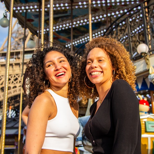 Paris: Professional Photoshoot at Eiffel Tower - 15 Minutes