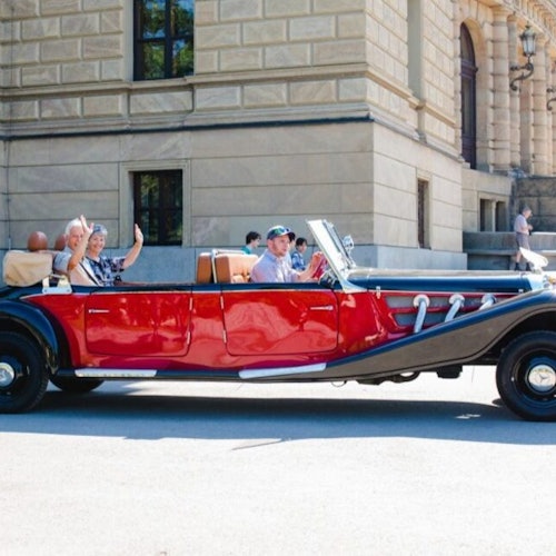 Castillo de Karlštejn: Visita en coche antiguo desde Praga