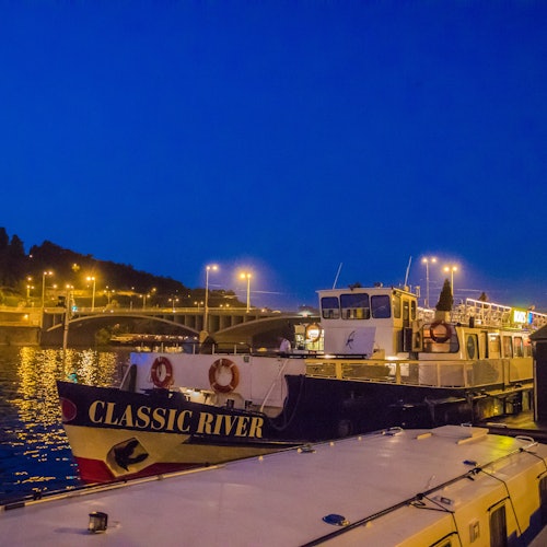 Praga: Crucero turístico en barco con cena buffet