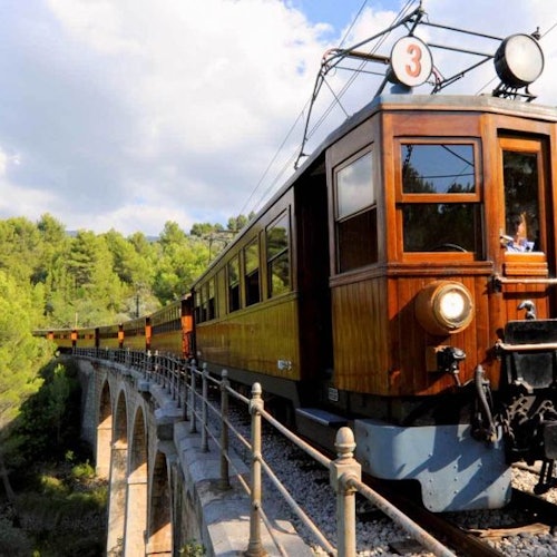 Mallorca: Viaje por la isla en bus, tren, tranvía y barco