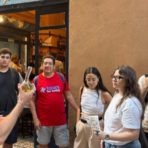 Barcelona: Guided Walking Tour + Tapas Tastings & Drinks