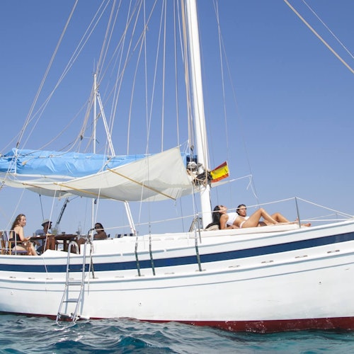 Ibiza: Velero Privado con Barra Libre Premium, Comida y Música