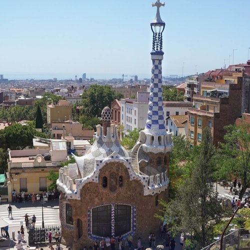 Park Güell y Sagrada Familia: Entrada de acceso rápido + Tour guiado