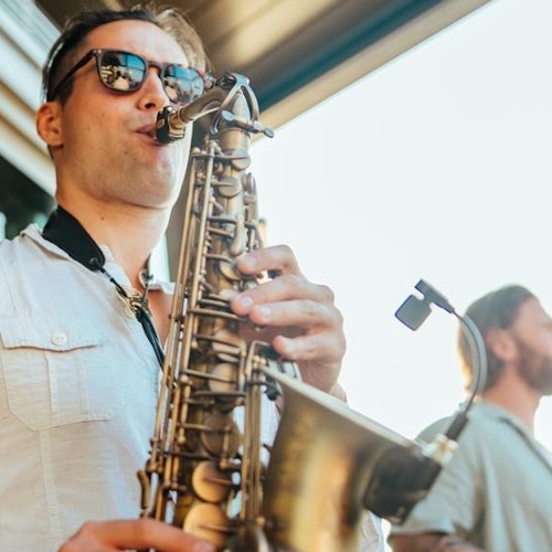 Barcelona: Paseo en barco al atardecer con saxofón en directo y bebidas (sólo parejas)