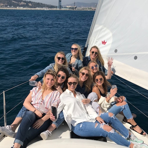 Barcelona: Navegación en yate en grupo reducido por la tarde o al atardecer