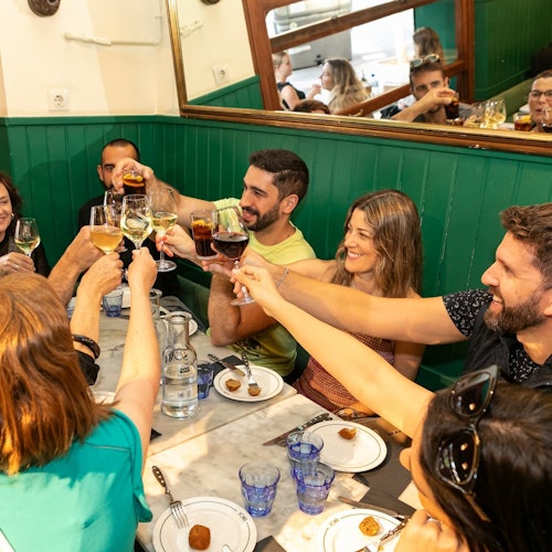 Barcelona: Visita guiada a pie en grupo reducido + Tapas y Bebidas