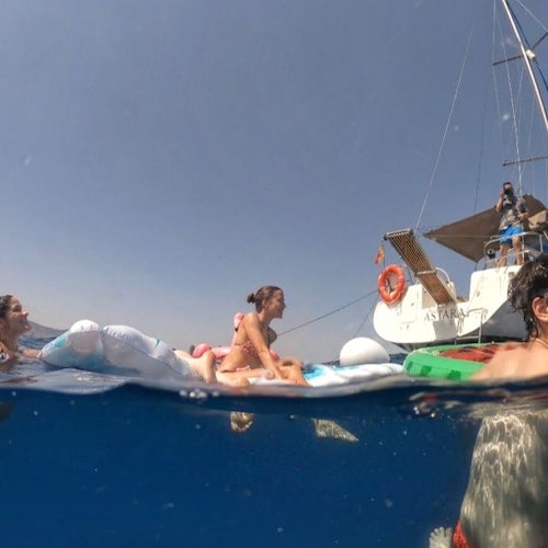 Barcelona: Sailing + Snorkeling + Drinks