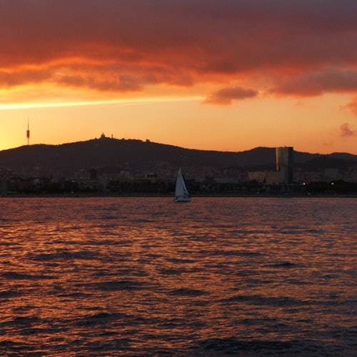 Barcelona: Experiencia de navegación al atardecer + Aperitivos y Bebidas
