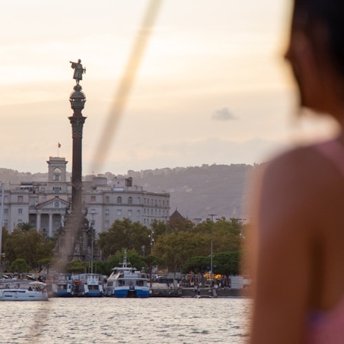 Barcelona: Excursión guiada en velero con bebidas y aperitivos