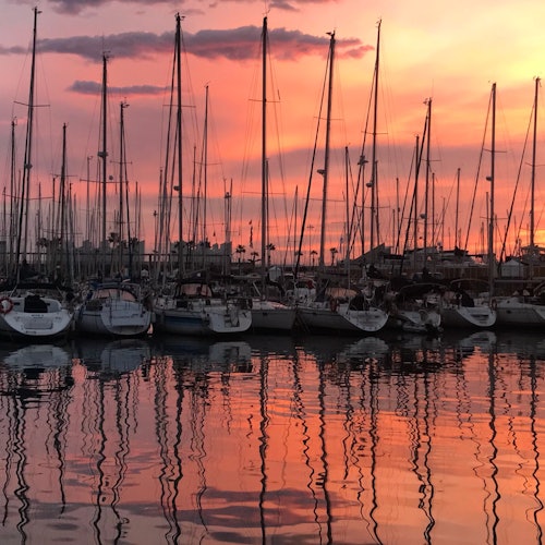 Barcelona: Excursión en velero de 2 horas al amanecer + Bebidas y aperitivos