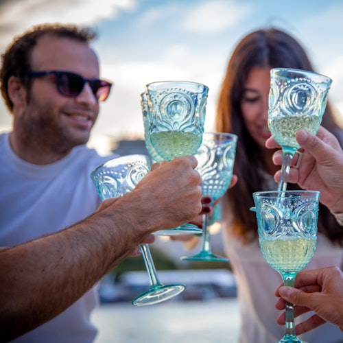 Barcelona: Navegación Premium de 2 horas para grupos reducidos con cata de vinos